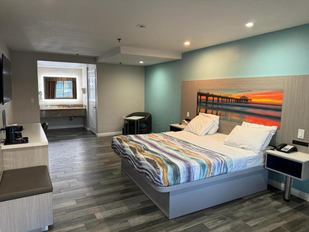 King Room - Non-Smoking interior